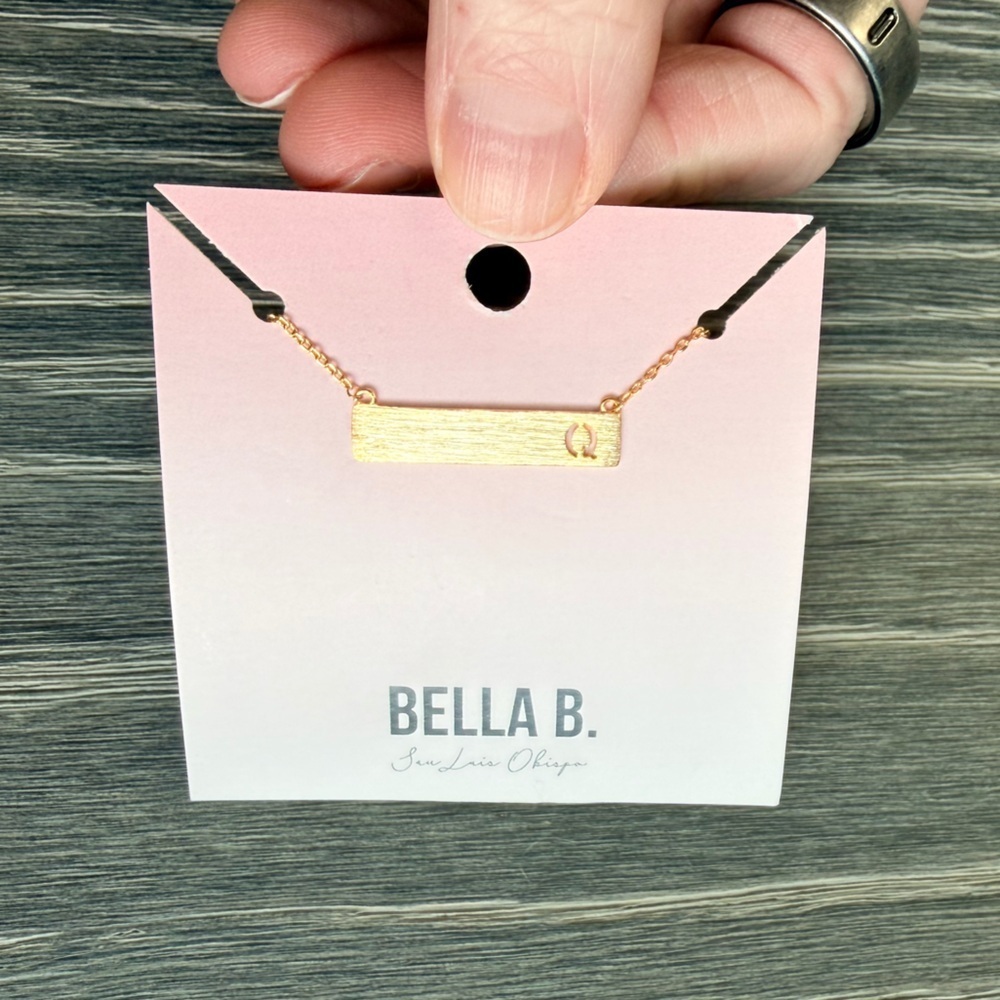 Gold Bar Initial Necklace "Q"